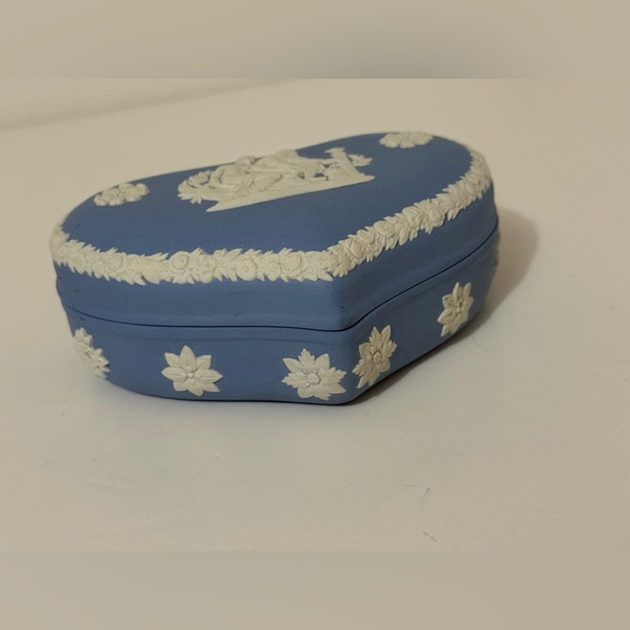Vintage Wedgwood Classic Blue Jasperware Heart Shaped Box - Picture 7 of 10